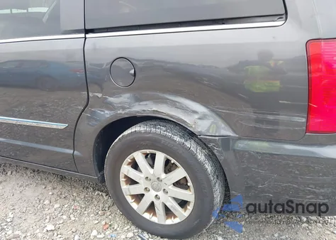 2015 Chrysler Town & Country Touring z USA, uszkodzony, nr VIN 2C4RC1BG5FR538724